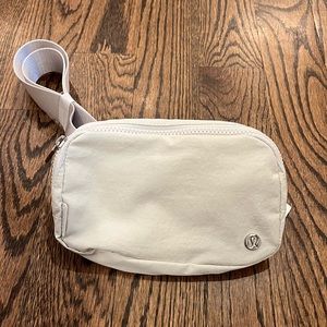White opal Everywhere belt bag